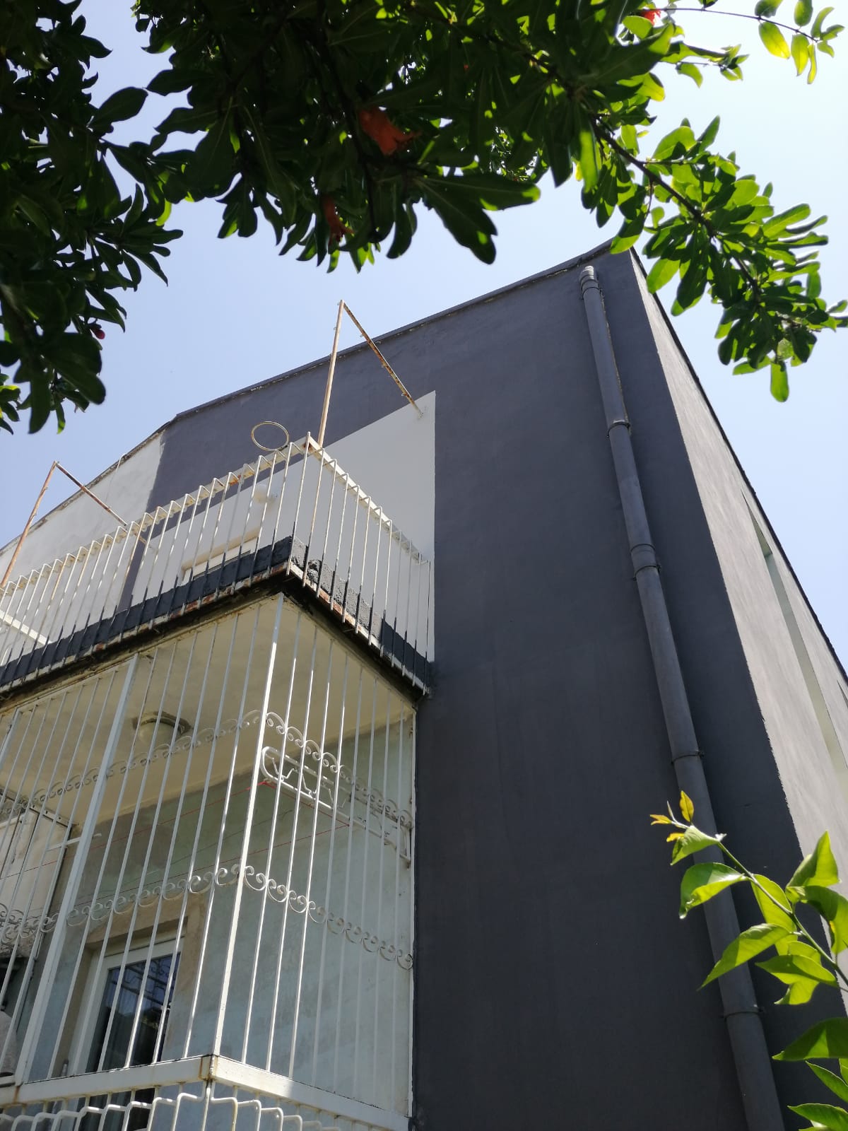 Dış cephe boyama işçileri, iskele üzerinde apartman boyarken